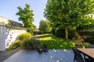 <p>Deze ruime en lichtrijke woning in het groene Malle biedt 204m² wooncomfort, 4 volwaardige slaapkamers en een prachtige tuin van 876 m². Dankzij de recente renovaties, het zonneterras, het bijgebouw en de rustige, kindvriendelijke ligging is dit de ideale thuis voor elk gezin.<br /><br />Indeling<br />Gelijkvloers<br />• Inkomhal<br />• Woonkamer<br />• Keuken<br />• Wasplaats<br />• Badkamer<br />• Berging<br />• Toilet<br /><br />1ste verdieping<br />• Nachthal<br />• Slaapkamer 1 (17 m²)<br />• Slaapkamer 2 (17 m²)<br />• Slaapkamer 3 (13 m²)<br />• Slaapkamer 4 (15 m²)<br />• Toilet<br /><br />Bijzonderheden<br />• Multifunctioneel bijgebouw achter in de tuin<br />• 2010: Zolder<br />• 2010: Kruipkelderisolatie (PUR)<br />• 2011: Nieuwe PVC‑ramen<br />• 2012: Plaatsing bijgebouw<br />• 2013: Nieuwe ramen achterzijde, badkamer en keuken<br />• 2021: Nieuwe parket woonkamer<br />• 2021: Crepi buitenmuren<br />• 2022: Nieuwe CV‑ketel (Vaillant)<br />• 2025: Nieuwe roofing aanbouw + isolatie<br /><br />Vraagprijs is niet koopprijs: <br />De vermelde vraagprijs is een richtprijs en vormt geen bindend aanbod tot verkoop. <br /><br />Voor alle foto's en interactieve plannen check onze website www.albert.immo</p>