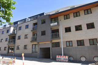 Immo Groot Leeuw stelt u dit prachtige, recent gerenoveerde duplex appartement voor, gelegen in het hart van Halle. Het appartement is...