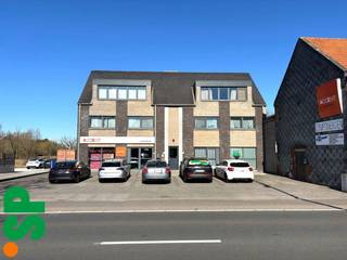 Het pand heeft de volgende indeling: Grote ruimte die momenteel is onderverdeeld (dmv wegneembare wanden) in een receptie, bureel en werkruimte (96m²). Achteraan is een berging voorzien (tegels; 5m²), 2 toiletten en een ingerichte keuken (tegels; kasten, dampkap, keramisch kookvuur, dubbele spoelbak, vaatwasser en koelkast; 15m²).<br /><br />Achteraan zijn 2 privatieve autostaanplaatsen voorzien. Vooraan het gebouw is er een parking voor cliënteel aanwezig.<br /><br />Het pand is geschikt voor volgende doeleinden: stockage, winkelruimte, burelen, vrije beroepen, etc. Geen horeca toegelaten!<br /><br />- Energielabel B<br />- CV = Aardgas<br />- Veiligheidsrolluiken voorzien aan de binnenkant!<br /><br />Voor bijkomende inlichtingen of een bezoek ter plaatse kan u steeds vrijblijvend contact opnemen met Immo S|P op het nummer 014/59.10.20. of via info@immosp.be.