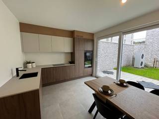 Deze moderne woning (A0.3), gelegen langs de Onderstraat in Gavere, biedt een ideale combinatie van comfort, praktische indeling en een uitstekende locatie nabij de Gaverse markt.<br /><br />Indeling is als volgt: <br />*Gelijkvloers: Ruime inkomhal met gastentoilet, een technische berging, een volledig uitgeruste keuken met aanpalende berging, en toegang tot het terras en de tuin.<br />*1e verdieping: Gezellige leefruimte, een badkamer en een ruime slaapkamer.<br />*2e verdieping: Nachthal, tweede badkamer en twee extra slaapkamers.<br /><br />Ondergrondse staanplaatsen zijn ook beschikbaar en kunnen afzonderlijk worden aangekocht (€ 28.500 of € 31.000, afhankelijk van de grootte, exclusief kosten).