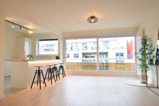 Dit appartement geniet van een uitstekende ligging in het centrum van Gullegem. Winkels, scholen, openbaar vervoer en andere dagelijkse voorzieningen bevinden zich op wandelafstand. Ook de belangrijkste invalswegen zijn vlot bereikbaar, waardoor je hier geniet van een ideale combinatie van bereikbaarheid en wooncomfort.<br /><br />Indeling als volgt:<br />Het appartement bevindt zich op de tweede verdieping en verwelkomt je met een verzorgde uitstraling en een aangename lichtinval.<br />Via de inkomhal, voorzien van een apart gastentoilet en een praktische berging/wasplaats, kom je terecht in de ruime leefruimte. De grote raampartijen zorgen voor een overvloed aan natuurlijk licht.<br />In diezelfde ruimte bevindt zich de volledig ingerichte keuken, uitgerust met alle hedendaagse comfort.<br /><br />Verder beschikt het appartement over 2 volwaardige slaapkamers en een stijlvolle badkamer met inloopdouche en lavabomeubel.<br /><br />Balkon met zicht op het levendige centrum van Gullegem!<br /><br />Totaalrenovatie in 2026. Lift aanwezig in het gebouw.<br /><br />EXTRA TROEF: Mogelijkheid tot aankoop garage<br /><br />Onze ref. 5262<br />Stedenbouwkundige info in aanvraag