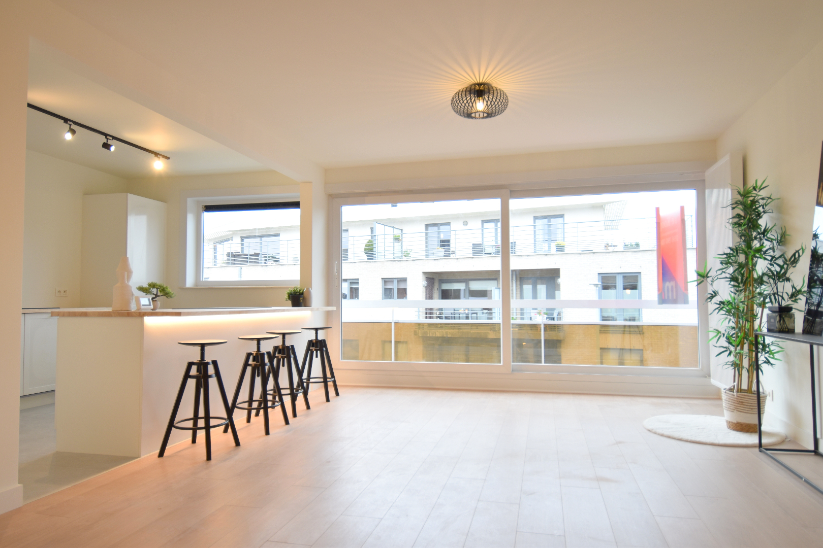 Centraal gelegen vernieuwd appartement met 2 slaapkamers te Gullegem - foto 3