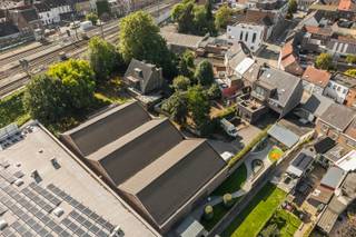 <p><span>Loods/ industrieel gebouw in centrum Oudenaarde, Bevere.</span></p><p><span> </span></p><p><span>INDELING</span></p><p><span> </span></p><p><span>Deze ruime loods/ werkplaats van 720m² is gelegen te Gentstraat 33 Oudenaarde.</span></p><p><span>De loods beschikt over een volledig vernieuwd dak.</span></p><p><span>Dit magazijn werd tot heden als schrijnwerkerij gebruikt.</span></p><p><span> </span></p><p><span>TECHNISCH</span></p><p><span> </span></p><p><span>Het magazijn beschikt over zonnepanelen, deze liggen op de naastliggende opslagruimte.</span></p><p><span> </span></p><p><span>PRAKTISCH</span></p><p><span> </span></p><p><span>Voor meer info en/of het maken van een afspraak bel Eefje van Immo D'hondt 0498 88 88 89</span></p>