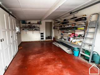 Deze volledig gelijkvloerse woning biedt comfort en ruimte, ideaal voor wie graag alles op één niveau wenst.Bekijk zeker ook de vastgoedvideo via...