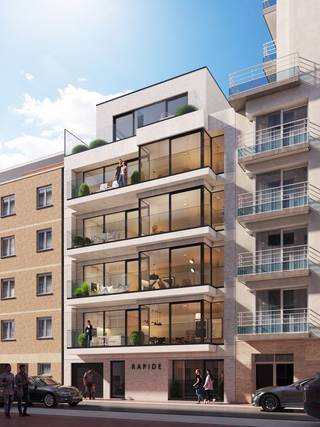 Ontdek Residentie “Rapide”, een kleinschalig en stijlvol nieuwbouwproject gelegen in de Albertstraat te Middelkerke. Dankzij de centrale ligging geniet u hier van het beste van twee werelden: het bruisende centrum op wandelafstand én de nabijheid van de Zeedijk met een aangenaam lateraal zeezicht. Dit appartement met 3 slaapkamers is gelegen op de tweede verdieping en is ontworpen met oog voor licht, ruimte en woonkwaliteit. Het gebouw is bovendien verbonden met een aanpalende ondergrondse garage, waar zich meerdere private kelderbergingen bevinden, een extra troef voor praktisch en zorgeloos wonen. De architect koos bewust voor een harmonieuze combinatie van duurzame gevelsteen en architectonisch beton, wat zorgt voor een moderne en tijdloze uitstraling die perfect aansluit bij de omgeving. Of u nu op zoek bent naar een vaste woonst, een tweede verblijf aan zee of een slimme investering: Residentie “Rapide” biedt een unieke kans op een topligging in Middelkerke.
