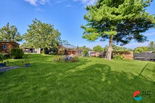 Deze goed draaiende B&B met weiland en woning ligt op een knap ZUID perceel van circa 56are in het hart van bosland. Het B&B gedeelte bestaat uit 2 prachtige pipowagens beide geschikt voor 2 personen. De pipowagens zijn voorzien van een douche, toilet, zithoek, bed en kitchenette. Buiten beschikken de gasten over een prachtig terrein waar ze kunnen genieten van verschillende zithoeken, een overdekte eetruimte in de vorm van een tuinkamer en een overdekt terras. De fietsen kunnen opgeladen en gestalt worden in de fietsenberging. Ruiters zijn eveneens van harte welkom, en beschikken over een weiland met 3 paardenstallen. Er is eventueel nog uitbreiding mogelijk in de vorm van glamping tenten of dergelijke in de weide.<br /><br />De woning beschikt over 4 slaapkamers en een bureauruimte. In 2007 werd er een leef keuken aangebouwd van waaruit u een prachtig zicht op de achterliggende weilanden geniet Voor de woning geldt geen renovatieverplichting (EPC = D).<br /><br />De woning is als volgt ingedeeld:<br />GELIJKVLOERS:<br />- Inkomhal<br />- Bureau<br />- Leefruimte met zithoek, voorzien van een houtkachel<br />- Volledig geïnstalleerde keuken (aangebouwd in 2007)<br />- Gastentoilet<br />- Badkamer met inloopdouche en dubbele lavabo<br />- Slaapkamer 1<br />- Slaapkamer 2<br />- Slaapkamer 3<br />- Slaapkamer 4<br />- Inpandige garage (momenteel omgevormd tot werktuimte en wasplaats)<br /><br />KELDER:<br />- Voorraadkelder<br /><br />ZOLDER:<br />- Te bereiken via een vlizo trap vanuit de garage. <br /><br />TUIN:<br />- Een uniek ZUID perceel van 56,63 are met vrij uitzicht<br />- 3 Paardenstallen<br />- 2 Pipowagens momenteel uitgebaat als B&B<br />- Werkplaats/ polyvalente ruimte<br />- Verschillende terrassen/rustplekken<br />- Carport<br /><br />EXTRA TROEVEN:<br />+ Gelegen in een bosrijke omgeving<br />+ Veel mogelijkheden<br />+ Geen renovatieverplichting<br />+ Recente vernieuwing van gaswandketel en keuken<br /><br />Interesse in deze unieke woning? Contacteer ons, en we helpen je graag verder!
