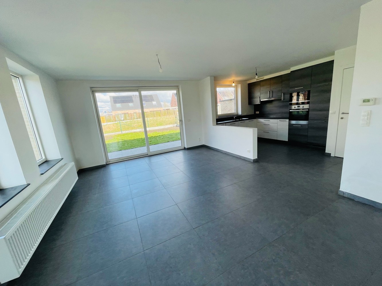 Waardamme , rustige residentiële ligging , RECENT gebouwde LICHTRIJKE ENERGIEZUINIGE woning met 3 slaapkamers, oprit, tuin en garage. - foto 1