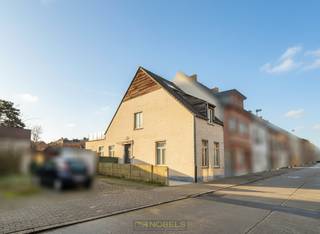 INSTAPKLARE ENERGIEZUINIGE HALFOPEN BEBOUWING met ZUIDGERICHTE TUIN, gelegen in een RUSTIGE WOONOMGEVING in het CENTRUM van Zottegem...