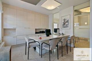 Op zoek naar een rendabele investering?Dit pand, gelegen in het hart van het bruisende Sint-Truiden, is dé opportuniteit die u niet mag missen.Het...