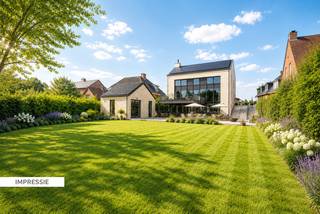 Op een perceel van maar liefst 3.947 m² bevindt zich deze hoogwaardige, moderne recente woning die ruimte, privacy en kwaliteit perfect combineert. Met een bruikbare(bron EPC) oppervlakte van 468 m², een uitstekende EPC-score (EPC A 39) en een doordachte indeling is dit een eigendom dat uitblinkt in wooncomfort én veelzijdigheid.<br /><br />Elke ruimte ademt licht en openheid. Het leefgedeelte op -1 creëert een uniek gevoel van vrijheid en privacy, met een directe connectie naar de tuin en het omliggende groen. Grote raampartijen versterken het ruimtelijk karakter en brengen het weidse landschap letterlijk naar binnen.<br /><br />De woning werd gebouwd en afgewerkt met uiterst kwalitatieve materialen, is perfect onderhouden en beschikt over talrijke maatwerkkasten, wat zorgt voor een strakke, tijdloze uitstraling en optimaal gebruiksgemak.<br /><br />Daarnaast biedt deze eigendom tal van extra troeven:<br />* Office space van ca. 62 m², ideaal voor zelfstandigen of thuiswerk<br />* Nog verder in te richten zolder van 66 m², klaar voor extra kamers, hobbyruimte of studio<br />* Volledig uitgerust bijgebouw van 32 m², multifunctioneel inzetbaar<br />* 5 parkeerplaatsen voor de deur<br />* 2 laadpalen & zonnepanelen, klaar voor de toekomst<br />* Dubbele elektrische poort naar de achterzijde voor extra comfort en veiligheid<br />* Volledig omheinde en onderhoudsvriendelijke tuin<br />* Energiezuinig en klaar voor de toekomst<br /><br />De grote tuin met weids, open zicht maakt dit geheel compleet en biedt rust, privacy en eindeloze mogelijkheden voor ontspanning of buitenleven.<br /><br />Kortom, een uitzonderlijke eigendom voor wie op zoek is naar ruimte, kwaliteit, energie-efficiëntie en een luxueus woongevoel, op een rustige doch strategische ligging in Bekkevoort.