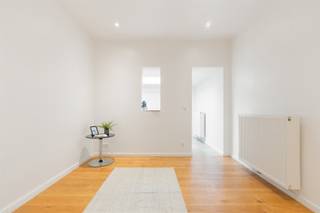 <p><span>Deze instapklare rijwoning met twee slaapkamers is gelegen aan Brugse poort, een volledig upcoming buurt op fietsafstand van het historische centrum van Gent! De woning werd totaal gerenoveerd in 2020 naar het hedendaags wooncomfort met een warme uitstraling.</span></p><p><span>Er is een aparte inkomhal die verder toegang geeft tot de leefruimte met een mooie parketvloer. Aansluitend bevindt zich de keuken, waar een lichtkoepel zorgt voor natuurlijke lichtinval. Op de eerste verdieping bevindt zich één slaapkamer en een grote badkamer. Verder is de tweede verdieping een absolute meerwaarde met de ruime zolderkamer, die naar eigen wens kan worden ingericht als extra slaapkamer, bureau of hobbyruimte.</span></p><p><span> </span></p><p><span>De belangrijkste troeven op een rij:</span></p><p><span> </span></p><ul><li><span>Volledige renovatie in 2020 </span></li><li><span>Gelegen dichtbij het prachtige Bourgoyen-Ossemeersen</span></li><li><span>Ruime zolderkamer (23,5 m²)</span></li><li><span>Badkamer met inloopdouche</span></li><li><span>Twee afzonderlijke bergruimtes</span></li><li><span>Een buurt die volledig wordt opgewaardeerd</span></li><li><span>Interessant als investering voor verhuur (BAR 4%)</span></li></ul><p><span> </span></p><p><span>Deze woning is dus ideaal voor wie zonder grote renovatiewerken wil verhuizen en dichtbij Gent centrum wil wonen. Twijfel niet en plan zo snel mogelijk een bezichtiging met Anthes via <span>anthes@defooz.com</span></span><span> of op het nummer 09 225 00 78</span></p>