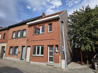 RECENT GERENOVEERDE EN GEZELLIGE WONING 170M² MET 2 SLAAPKAMERS, ZOLDER EN TUINrustige ligging nabij centrum met vlotte bereikbaarheid via N16, A12...