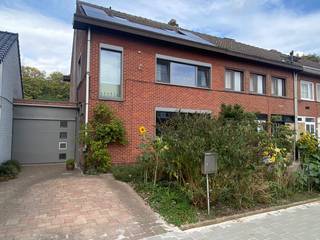Ontdek deze volledig gerenoveerde charmante woning in een kindvriendelijke buurt. Een ideale gezinswoning voor wie een thuis zoekt in een rustige groene wijk vlakbij het centrum.
Met een uitstekende EPC-waarde van 107 combineert deze woning ruimte en energiezuinig comfort.
Dankzij de grote raampartijen, warme parketvloeren en het mooie uitzicht op voor- en achtertuin geniet je overal van een aangename lichte sfeer.
De inkomhal met gastentoilet brengt je naar een gezellige open keuken en een mooie leefruimte. Vanuit de goed ingerichte keuken heb je toegang tot de kelder en ruime garage met volop opbergmogelijkheden. Via de garage (met automatische poort) kom je in een aparte praktische wasplaats / technische ruimte met verbinding naar de achtertuin.
Op de eerste verdieping bevinden zich 3 slaapkamers (waarvan 2 met ingemaakte kasten) en een comfortabele badkamer met inloopdouche, lavabo en toilet.
Via een vaste trap bereik je de volledig afgewerkte zolder, perfect voor een hobbykamer of extra slaapkamer
Troeven:
- rustige kindvriendelijke ligging (lus straat) in de tuinwijk
- half open bebouwing met veel natuurlijke lichtinval
- uitstekende EPC-waarde van 107
- 3 tot 4 slaapkamers, waarvan 1 goed te gebruiken als bureauruimte
- volledig afgewerkte zolderverdieping, met vaste trap en aansluiting koud / warm water
- ruime geïsoleerde garage, ideaal voor extra bergruimte.
- aparte praktische wasplaats / technische werkruimte met toegang tot tuin
- voortuin en achtertuin (met serre) in een mooie groene omgeving
- regenwaterput met aansluiting op toilet en wasmachine
- centraal stofzuigsysteem
- automatische sun-screens
- zonnepanelen