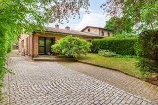 Deze uitstekend gelegen woning bevindt zich op een zonnig perceel van 1.030 m² en biedt verschillende mogelijkheden voor wie de woning verder wenst te moderniseren naar eigen smaak en hedendaagse normen. Dankzij de combinatie van de ligging, het perceel en de grote garage achteraan, betreft dit een eigendom met interessant potentieel.<br /><br /><strong>Indeling</strong><br />Via de inkomhal met gastentoilet betreedt u de woning. Van hieruit bereikt u de ruime woon- en eetkamer, die geniet van een aangename lichtinval.<br />Aansluitend bevindt zich de keuken met praktische berging, voorzien van aansluitingen voor wasmachine en droogkast.<br /><br />Via de nachthal bereikt u de drie volwaardige slaapkamers en de badkamer, uitgerust met douche, ligbad, toilet en lavabomeubel. Daarnaast is er nog een aparte ruimte met vaste trap naar de ruime zolderverdieping.<br /><br />Verder beschikt de woning over een ruime veranda met zicht op de tuin, waar u in alle rust van het groene perceel kan genieten.<br /><br />Achteraan het perceel bevindt zich nog een ruime<strong> </strong>garage, ideaal voor zelfstandigen, hobbyisten, extra opslag of het stallen van meerdere voertuigen.<br />Tot slot beschikt de woning nog over een ruime kelder en kruipruimte.<br /><br /><strong>Bijzonderheden</strong><br />+ EPC C<br />+ Ruim en zonnig perceel van ca. 1.030 m²<br />+ Ruime garage<br />+ 3 volwaardige slaapkamers<br />+ Uitstekende ligging met veel potentieel<br /><span>Bew. opp. volgens EPC</span>