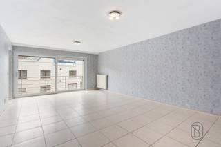 Bent u op zoek naar een ruim appartement te koop in Oostrozebeke op een uitstekende locatie? Dan is dit appartement in het centrum van Oostrozebeke precies wat u zoekt.Dit verzorgde appartement beschikt over twee volwaardige slaapkamers, een lichtrijke leefruimte en een aangenaam terras waar u in alle rust kunt genieten. Bovendien hoort bij het appartement een garage, een absolute meerwaarde die zorgt voor extra comfort en parkeergemak.Dankzij de centrale ligging in Oostrozebeke bevinden winkels, horeca, scholen, openbaar vervoer en andere dagelijkse voorzieningen zich op wandelafstand. Alles wat u nodig heeft, ligt binnen handbereik, waardoor u geniet van optimaal wooncomfort.Dit appartement met twee slaapkamers en garage in Oostrozebeke is ideaal voor starters, koppels, gezinnen, investeerders of wie op zoek is naar een comfortabele woonst op een topligging.Bent u op zoek naar een appartement te koop in Oostrozebeke met terras, garage en een centrale ligging? contacteer luna@immobeguin.be