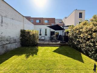 Kwalitatief gelijkvloers appartement met 2 slk en mooie tuin en terras nabij centrum Lier. <br /><br />Algemeen:<br />- Kwalitatief gerenoveerd appartement<br />- Top gelegen vlakbij het centrum van Lier, winkels, scholen, openbaar vervoer,...<br />- Voorzien van een parket vloer<br />- Airco in leefruimte en master bedroom<br />- Toegang tot het perceel achteraan via gang naast appartement<br />- Maandelijkse gemeenschappelijke kosten: 25 euro<br />- Kelderberging<br /><br />Indeling: <br />- Inkomhal met apart toilet<br />- Master bedroom vooraan <br />- Ruime badkamet met dubbele lavabo, toilet en douche<br />- Aparte berging/wasplaats<br />- 2e slaapkamer<br />- Grote leefruimte met open keuken (volledig geïnstalleerd)<br />- Leuke tuin met ruim terras <br />- Poortje achteraan de tuin met achter uitgang