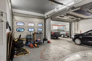Commercieel pand/autogarage op een uitstekende locatie aan de Bisschoppenhoflaan in Deurne, een belangrijke invalsweg met uitstekende bereikbaarheid en hoge visibiliteit. Dankzij de strategische ligging geniet het pand van een vlotte verbinding met de omliggende gemeenten en de Antwerpse ring, wat het bijzonder interessant maakt voor een garage- of automotive gerelateerde activiteit.<br /><br />Het pand beschikt over een ruime werkplaats met balie/bureau, ideaal voor klantenontvangst en administratie. De werkplaats is toegankelijk via twee sectionaalpoorten en heeft een vrije hoogte van ca. 3,20 meter. Er is één autobrug aanwezig, die in het pand blijft staan. Vanuit de werkplaats is er tevens toegang tot een kelderruimte met poetsbrug, die bijkomende mogelijkheden biedt voor werkzaamheden of extra opslagruimte. Verder is het pand voorzien van een apart toilet en een kleine kitchenette. Achter het bureau bevindt zich nog een aparte ruimte die kan worden ingericht als kantoor, eetruimte of polyvalente ruimte voor personeel. Buiten beschikt het perceel over voldoende buitenruimte, wat ideaal is voor het stockeren of parkeren van meerdere wagens.<br /><br />Extra:<br />- Perceelscore D, gebouwscore C, woongebied, Vg, Gmo, Gvkr, Gvv. <br />- Het pand werd voorheen verhuurd aan € 2.500 / maand (incl. btw), wat dit ook een interessant opbrengsteigendom maakt.<br /><br />Voor meer info ga naar www.coenenvastgoed.be of bel 03/375.82.92