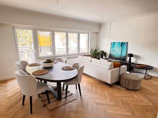 Ontdek dit prachtige, volledig gerenoveerde appartement gelegen in een kleinschalig gebouw aan de rustige Perckhoevelaan in Wilrijk, op wandelafstand van het groene Park den Brandt. Dit appartement werd recent tot in de puntjes vernieuwd met kwalitatieve materialen en een hedendaagse afwerking: Stijlvolle visgraat parketvloer die warmte en karakter uitstraalt. Keuken in marmerlook met moderne toestellen en strakke lijnen. Nieuwe ramen, deuren, elektriciteit en sanitair, alles klaar voor zorgeloos wooncomfort. Indeling: Lichtrijke leefruimte met grote raampartijen. Moderne open keuken in marmerlook en warme houttint. 2 volwaardige slaapkamers. Vernieuwde badkamer met eigentijdse afwerking. Apart toilet. Ligging: Het appartement is uitstekend gelegen: Rustige straat in Wilrijk, op een steenworp van Park den Brandt en andere groene domeinen. Nabij winkels, scholen en openbaar vervoer. Vlotte verbinding met de Antwerpse Ring en het stadscentrum. Dit appartement combineert modern comfort met sfeervolle elegantie in een groene, centrale omgeving. Garage optioneel aan te kopen voor 30.000 euro (enkel) of 45.000 euro (dubbel).