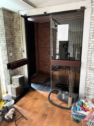 Dit commercieel handelspand is ideaal gelegen in het centrum van Roeselare. Dankzij de centrale ligging geniet u van een uitstekende zichtbaarheid en bereikbaarheid.<br /><br />Het pand bestaat uit een inkomruimte die toegang geeft tot een open handelsruimte op het gelijkvloers. Centraal in deze ruimte bevindt zich een karaktervolle ronde trap die leidt naar de bovenverdieping. Deze verdieping biedt een tweede volwaardige ruimte die perfect kan dienen als extra winkelruimte, kantoor of stockage.<br /><br />Daarnaast beschikt het pand over een gunstige EPC-score B, wat zorgt voor een energiezuinig en comfortabel gebruik.<br /><br /><u>Troeven:</u><br />- Centrale ligging in Roeselare<br />- Twee volwaardige verdiepingen<br />- Unieke ronde trap als eyecatcher<br />- Flexibele invulling mogelijk<br />- Energiezuinig (EPC B)<br /> 