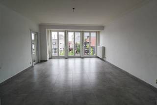 Dit mooi opgefrist, ruim appartement in het hartje van Sint-Niklaas biedt een prachtig uitzicht over de Houtbriel. Het is gelegen op de 3e verdieping van een statig appartementsgebouw met lift en bestaat uit een ruime living met veel lichtinval, een volledig ingerichte keuken, een badkamer met inloopdouche, 2 slaapkamers, een gastentoilet, een terrasje en een kelder. Er is de mogelijkheid om een autostaanplaats te huren achter het gebouw. De ligging vlakbij de Grote Markt en de nabijheid van verschillende winkels en het openbaar vervoer zijn slechts enkele voordelen!