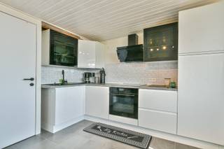 Ontdek dit volledig gerenoveerde éénslaapkamerappartement, gelegen in het groene en rustige vakantiepark Atlantis in Vosseslag (De Haan). Met een bewoonbare oppervlakte van 32 m² is dit appartement een ideale uitvalsbasis aan de Belgische kust, perfect als tweede verblijf, vakantieverblijf of investering.<br /><br />Het appartement werd grondig gerenoveerd in 2023-2024 en beschikt over een vernieuwde keuken, een lichtrijke leefruimte met open keuken en rechtstreekse toegang tot het terras. De aparte slaapkamer is voorzien van een ingemaakte kast en biedt voldoende opbergruimte. De badkamer is uitgerust met een douche, toilet, lavabo, elektrische handdoekradiator en boiler.<br /><br />Verder geniet u van PVC-ramen met dubbele beglazing, een onderhoudsvriendelijke tegelvloer en elektrische verwarming. Een privatieve berging (nr. 68) is inbegrepen. Het aanwezige meubilair kan mee worden overgenomen, zodat het appartement onmiddellijk gebruiksklaar is.<br /><br />Het EPC dateert van vóór de renovatie en behaalt momenteel een label F (1.157 kWh/m²), waardoor een renovatieplicht van toepassing is. De recent vernieuwde ramen zijn hierin echter nog niet verwerkt, wat een gunstige invloed zal hebben op een nieuw EPC. Het gebouw wordt beheerd door syndic Axius.<br /><br />Bent u op zoek naar een instapklaar appartement op een rustige ligging nabij zee en natuur? Dan is dit pand zeker een bezoek waard.