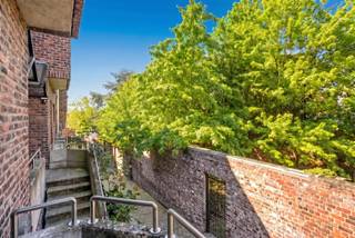 Midden in het historisch centrum van Leuven, grenzend aan het Rambergpark en vlakbij de prachtige Sint-Damiaankerk en het Damiaanplein, zijn...