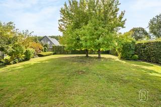 Deze ruime bungalow is centraal gelegen in Berchem (Kluisbergen), met een vlotte verbinding naar Avelgem, Ronse en Oudenaarde. De woning bevindt zich op een mooi terrein en biedt veel ruimte en privacy.Een grote troef is het praktische gelijkvloerse karakter: alle belangrijke woonfuncties bevinden zich op één niveau, ideaal voor wie comfortabel en duurzaam wil wonen met het oog op de toekomst.De woning omvat een inkomhal, ruime woonkamer, keuken, praktische bijkeuken, 3 slaapkamers, badkamer en apart toilet. Daarnaast is er een handige kelder en bevindt zich boven de volledige woning een ruime zolder, die heel wat extra opslag- en mogelijkheden biedt.Buiten geniet u van een ruime, private tuin en een aparte garage. Ook boven de garage is een verdiep aanwezig, wat bijkomende mogelijkheden creëert.De woning is perfect bewoonbaar, maar kan met een modernisering volledig naar eigen smaak en hedendaagse normen worden gebracht.Meer info of plan je bezoek: wim@immobeguin.be.Te koop via Immo Beguin, uw vastgoedexpert sinds 2009, met kantoren in Ronse, Deinze, Waregem, Kortrijk, Nieuwpoort, Doornik en Lessen en Moeskroen.
