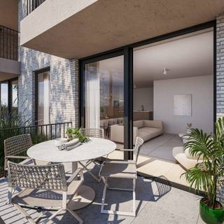 Maison West is een eigentijds woonproject in het hart van Westende. Het project omvat in totaliteit 47 units met in een eerste fase 19 appartementen die zullen gerealiseerd worden. Er wordt een mix voorzien van 1, 2 of 3-slaapkamerappartementen, gelegen in een stijlvolle residentie midden in het dorpscentrum, op korte afstand van winkels, scholen, horeca en het strand.
De appartementen, met lichtrijke leefruimtes, open keukens en ruime terrassen, variëren in grootte en bieden flexibiliteit in inrichting dankzij een ‘carte blanche’-aanpak voor afwerking en materialen. Ze stralen comfort uit, met vloerverwarming, geothermische warmtepompen (ook voor koeling) en een duurzaam ventilatiesysteem—alles met het oog op energiebewust en toekomstgericht wonen. Rond het gebouw zijn twee groene zones gecreëerd: een uitnodigend, openbaar voorplein en een serene binnentuin op het dak van de parkeergarage, met wandelpaden, zitplekken en zelfs ruimte voor een petanquepartijtje. Elk appartement geniet tuinzicht voor extra rust en privacy.
Parkeren gebeurt op het gelijkvloers met plaats voor elektrische wagens en een fietsenberging. Dit project richt zich zowel op investeerders, tweedeverblijvers als lokale bewoners die op zoek zijn naar kwalitatieve, betaalbare woonoplossingen aan de Kust. Maison West combineert de authenticiteit en rust van Westende met modern wooncomfort en duurzaamheid.
Interesse in Maison West? Neem contact op voor meer informatie via 050 70 81 74 of hello@keyimmo.be.