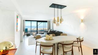 Op de Zeedijk van Duinbergen, ter hoogte van het geliefde Blue Buddha strand en ideaal gelegen tussen de twee zeilclubs, bevindt zich dit uitzonderlijk lichtrijke appartement met frontaal zeezicht. Het appartement telt 2 slaapkamers en 2 badkamers. <br />Indeling, inkomhal met gastentoilet, moderne living met open keuken, terras vooraan en 2 ruime slaapkamers met elk hun eigen badkamer.<br /><br />Het appartement werd begin 2024 volledig en smaakvol gerenoveerd door de eigenaars, met aandacht voor comfort, lichtinval en een warme, gezellige sfeer. Ook de gemeenschappelijke delen (inkomhal, lift en de voorgevel) van het gebouw werden recent vernieuwd, wat het geheel een verzorgde en hedendaagse uitstraling geeft. Met een bewoonbare oppervlakte van 99 m² geniet u hier van een aangenaam ruimtelijk gevoel.