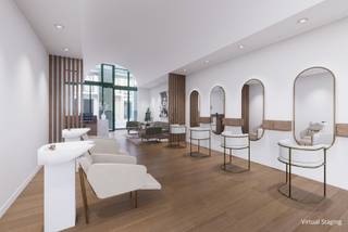 Bent u ondernemer en op zoek naar dé perfecte locatie voor uw zaak in het bruisende stadscentrum van Oostende? Dit handelspand, gelegen op een uiterst commerciële toplocatie, biedt u alle kansen om uw onderneming te laten groeien.

Achter deze charmante gevel, waarbij gekozen werd voor een eclectische stijl met neobarokke inslag schuilt een ruime handelsruimte die volledig naar eigen smaak is in te richten. Grote troef zijn de etalageramen die zorgen voor maximale zichtbaarheid en lichtinval. Ideaal om uw producten of diensten op een opvallende manier te presenteren.

Achter het handelspand bevindt zich een studio met een open leefruimte, een slaapkamer met aansluitende badkamer en een kelder voor extra opslag. Bovendien is de studio via een aparte ingang toegankelijk.

Wacht niet langer en grijp deze kans om uw ondernemersdroom te verwezenlijken! Contacteer Hyboma op 051 480 980 en leg snel uw afspraak vast!

Stedenbouwkundig is dit pand gekend als woongelegenheid. Om dit uit te baten als handelszaak, dient dus een bestemmingswijziging aangevraagd te worden. 
