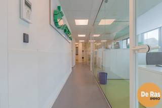 <strong>AALST – Opbrengsteigendom (kantoor) met langetermijnhuurder</strong><br /><br />In het bloeiende Aalst bevindt zich deze interessante opbrengsteigendom op het gelijkvloers van een kleinere residentie. Het betreft een kwalitatief en functioneel ingericht kantoor dat zich uitstekend leent voor investeerders die op zoek zijn naar een stabiel rendement met een minimale risico- en beheersgraad.<br /><br />De eigendom wordt vandaag verhuurd aan Argenta, een financieel sterke en betrouwbare speler, wat meteen een belangrijke troef vormt binnen dit investeringsverhaal. Het huurcontract werd recent in februari 2025 verlengd voor een nieuwe periode van negen jaar, waardoor u als investeerder kan rekenen op een langdurige en voorspelbare inkomstenstroom.<br /><br />Het kantoor zelf is praktisch en doordacht ingedeeld en biedt een aangename en professionele werkomgeving. Zo beschikt het over vier afzonderlijke bureauruimtes die flexibel inzetbaar zijn voor verschillende werkvormen of teams. Daarnaast is er een aparte wachtruimte voorzien die zorgt voor een verzorgd onthaal van klanten en bezoekers. De aanwezigheid van een keukenhoek met eet- en printerruimte zorgt voor extra comfort in het dagelijkse gebruik, terwijl twee afzonderlijke toiletten bijdragen aan het gebruiksgemak voor zowel personeel als bezoekers. Op het gelijkvloers is bovendien ook een technische ruimte aanwezig, wat de functionaliteit van het geheel verder versterkt.<br /><br />In de kelderverdieping is een private berging voorzien(+/- 10m²), wat bijkomende opslagmogelijkheden biedt. Verder zijn in de verkoop ook één buitenstaanplaats en één staanplaats onder de carport inbegrepen, wat de aantrekkelijkheid van het pand verder verhoogt.<br /><br />Op technisch vlak voldoet de eigendom aan de hedendaagse normen. De elektriciteit is conform en het pand beschikt over een gunstig EPC-label B, wat een bijkomende zekerheid biedt richting energiezuinigheid.<br />Deze opbrengsteigendom is ideaal voor wie op zoek is naar zekerheid en rendement. Bel voor een afspraak: 053/60.65.60.