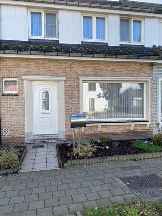 <p>TE KOOP : te renoveren woning met garage en extra parking, nabij de dorpskern 250.000 euro.<br />Op zoek naar een woning met interessante troeven en mogelijkheden die u volledig naar eigen smaak kunt renoveren? <br />Deze woning uit 1965 is gelegen in een rustige woonwijk, vlak bij de dorpskern en een kleuterschool op 100 meter afstand.<br />Bij het binnenkomen is er een mooie inkomhal met trap en aparte toilet.<br />Rechts bevindt zich de ruime leefkamer, en recht tegenover de inkomhal ligt de keuken, die voldoende ruimte biedt en toegang geeft tot een geriefelijke kelder.<br />Op de eerste verdieping bevinden zich 3 slaapkamers en een badkamer.<br />De ruime zolderverdieping biedt heel wat mogelijkheden, extra slaapkamer, hobby-,speel- of bergruimte. achteraan beschikt de woning over een koer en aanplantingen.<br />De garage is bereikbaar via een weg achteraan, bovendien zijn er nog extra parkeermogelijkheden aanwezig.<br />De ramen zijn reeds voorzien van dubbele beglazing. <br />De gekende aandachtspunten worden transparant vermeld: EPC met ondermaatse energieprestatie (522kWh/(m² jaar) label F), elektrische installatie niet conform, stookolietank moet aangepast worden, de aanwezige mazout mag verstookt worden.<br />Asbesthoudende materialen aanwezig in het dak van de woning en het dak van de stal/bergruimte.   <br />De woning wordt verkocht in de huidige staat. <br />TROEVEN: rustige ligging in een woonwijk vlakbij de dorpskern, kleuterschool op ongeveer 100 meter loopafstand, inkomhal, aparte toilet, ruime leefruimte, geriefelijke keuken met kelder, drie slaapkamers, grote zolder met tal van mogelijkheden, dubbele beglazing, garage en extra parkeermogelijkheden. Kortom een interessant project om de woning naar eigen wensen te renoveren!</p><p>Wil je graag een kijkje komen nemen?<br />Dat kan op een van deze kijkdagen tussen 13:30 en 16:30<br />• zaterdag 24 oktober 2026<br />• zaterdag 31 oktober 2026<br />• zaterdag 7 november 2026</p><p>Of op afspraak:</p>
