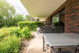 <p>À recommander ! Appartement économe en énergie, prêt à emménager, avec terrasse ensoleillée et vue sur la verdure.<br /><br />La résidence LEIEMEERSEN II a été construite en 2014 avec une attention particulière portée aux matériaux de qualité et bénéficie d’un environnement verdoyant. Grâce à sa situation entre la Watersportbaan (Blaarmeersen) et la réserve naturelle Bourgoyen-Ossemeersen, de nombreuses possibilités de promenades et d’activités sportives s’offrent à vous. De plus, plusieurs commerces et supermarchés se trouvent à proximité, et l’emplacement offre une excellente connexion avec le centre-ville, le ring intérieur et la R4.<br /><br />Le grand atout de cet appartement réside dans la combinaison des grandes baies vitrées, de la vue dégagée sur la verdure et de la terrasse orientée plein sud qui se prolonge harmonieusement vers un espace « jardin ».<br /><br />L’appartement comprend un hall d’entrée avec toilettes, 1 chambre, une salle de bains avec douche, un séjour, une cuisine et un débarras. Finitions de haute qualité : parquet en chêne, cuisine Bulthaup, appareils électroménagers Miele, châssis en aluminium, etc.<br /><br />Une cave privative est également incluse avec l’appartement. Un emplacement de parking dans le garage souterrain doit être acheté séparément au prix de 25 000 €.<br /><br />L’appartement est actuellement loué, ce qui en fait également un excellent investissement.<br /><br />Contactez-nous dès maintenant pour plus d’informations.</p>