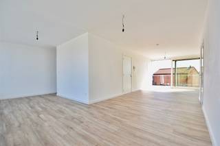 <p>Bent u op zoek naar een recent appartement vlak bij het centrum van Hamme? Dan is dit misschien wel uw nieuwe thuis!</p><p>Dit recente appartement is centraal gelegen en biedt alle hedendaags comfort. U betreedt het appartement via de ruime inkomhal, die toegang geeft tot de gezellige leefruimte met open keuken. De keuken is volledig uitgerust met de nodige toestellen en sluit aan op een ruim terras aan de achterzijde van het gebouw, waar u in alle rust kan genieten.</p><p>Daarnaast beschikt het appartement over een praktische technische ruimte, ideaal voor het plaatsen van een extra koelkast, diepvriezer, wasmachine en droogkast.</p><p>De badkamer is modern ingericht en voorzien van een inloopdouche en dubbele wastafel. Er is ook een apart toilet aanwezig.</p><p>Verder zijn er twee lichtrijke slaapkamers die voldoende ruimte bieden voor een comfortabel interieur.</p><p>Bij het appartement hoort bovendien een staanplaats die inbegrepen is in de huurprijs. Achteraan het gebouw vindt u een afvalberging en een gemeenschappelijke fietsenstalling.</p><p>De gemeenschappelijke kosten voor dit appartement bedragen € 75,00 per maand.</p><p>Dit appartement combineert een centrale ligging met rust en comfort.</p><p>Interesse? <br />Aarzel niet om ons te contacteren via 0473/ 51.80.58 of margot.raemdonck@-immo-zone.be.</p>