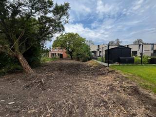 Gelegen op het einde van een doodlopende straat op een erg landelijke locatie, bevindt zich dit mooi stuk bouwgrond voor het bouwen van een half...