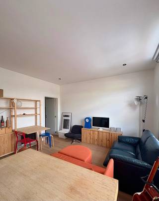 Instapklaar 1-slaapkamerappartement met ruim terras in Deurne Noord<br /><br />Instapklaar modern appartement van 41 m², gelegen op de eerste verdieping van een kleinschalig gebouw. Het appartement werd volledig gerenoveerd in 2023 en beschikt over een EPC-label B.<br /><br />Dit appartement beschikt over een lichtrijke leefruimte met open keuken. Daarnaast is er een ruim en zonnig terras incl. extra toegangsdeur. Verder omvat het appartement één comfortabele slaapkamer en een moderne badkamer met inloopdouche en toilet.<br /><br />Extra troeven zijn de nieuwe verwarmingsketel (december 2025), een ruime kelder met aansluiting voor een wasmachine (eventueel mee over te nemen).<br /><br />Samenvatting:<br /><br />41 m² bewoonbare oppervlakte<br />Ruim terras <br />1 slaapkamer<br />Volledig gerenoveerd (2023)<br />EPC-label B<br />Mogelijkheid slaapkamermeubels overnemen<br />Nieuwe verwarmingsketel (2025)<br />Ruime privatieve kelder met wasmachineaansluiting<br />Mogelijkheid wasmachine overnemen<br />Geen maandelijkse syndicuskosten<br />Gelegen in Deurne Noord, nabij winkels, openbaar vervoer en invalswegen<br /><br />Ideaal als starterswoning of als investering.