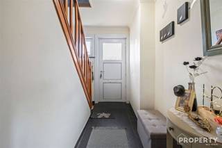 Maak kennis met deze charmante licht te renoveren woning in Menen, die een perfecte combinatie biedt van comfort en stijl. Met drie ruime...