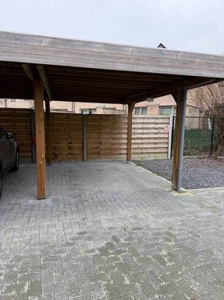 1 carport achter nieuwbouwappartementen.Een veilige plaats voor uw wagen.Bijkomend 5,00 eur syndic...