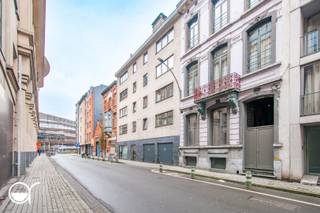 Dit aangename dakappartement is gelegen in de residentie Oudeschelde, op de vijfde en tevens hoogste verdieping. Het appartement heeft een bewoonbare oppervlakte van 52 m² en werd volledig gerenoveerd in 2021.<br />Bij het betreden van het appartement komt u in de inkomhal, die toegang biedt tot de eetruimte met open keuken. De keuken is volledig uitgerust met een elektrische kookplaat, dampkap, oven, vaatwasser en combi-frigo. Via de hal bereikt u ook het gastentoilet en een eerste, kleinere slaapkamer, die perfect kan dienen als bureau, dressing of kinderkamer.<br />De tweede slaapkamer heeft een oppervlakte van 14 m² en geeft toegang tot de badkamer, die is voorzien van een douche en lavabo.<br />Verder beschikt het appartement over een EPC-label B, een conforme elektriciteitskeuring en een asbestveilig attest. Het appartement is momenteel verhuurd aan €660 per maand, wat het ook interessant maakt als investering. Het huurcontract loopt af in september en kan al dan niet verlengd worden.<br />De ligging is een absolute troef: vlakbij het Zuidpark, op wandelafstand van tal van winkels en met het centrum van Gent op slechts 2 minuten wandelen. Dankzij de nabijheid van de invalswegen bent u bovendien vlot in en uit de stad.<br />Ideaal als eigen woonst, voor studerende kinderen of als investeringspand.<br />Via onderstaande link kan u eenvoudig alle documenten downloaden en een bezoek inplannen.<br />https://oudescheldestraat10.rosseel.be/<br />Wanneer meerdere kandidaten de vraagprijs bieden, behoudt de eigenaar zich het recht voor om de biedingen onder gesloten enveloppe verder te laten verlopen.