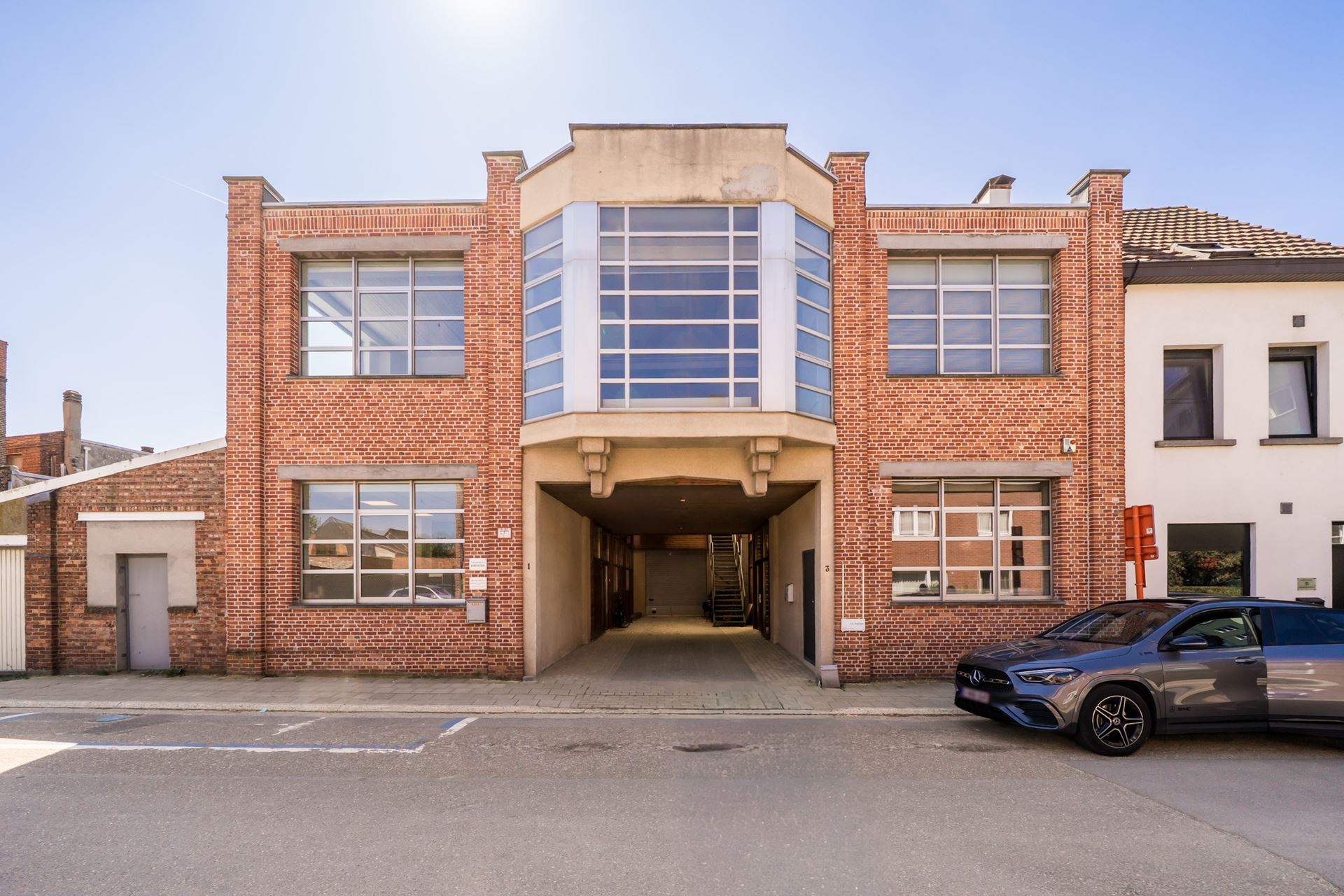 Exceptional commercial property with versatile possibilities near the center of Mechelen - photo 1