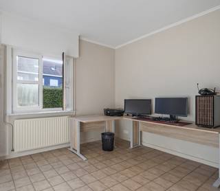 <p>Op zoek naar een ruime gezinswoning met heel wat mogelijkheden, een ruime leefruimte en een mooie tuin? <br />Deze alleenstaande woning is gelegen op een perceel van maar liefst 1.208 m² en beschikt over een bewoonbare oppervlakte van ca. 203 m².</p>
<p>Op het gelijkvloers is er de inkomhal, apart toilet, een eerste slaapkamer of kamer die gebruikt kan worden als bureau of hobbyruimte. De ruime en lichtrijke leefruimte biedt zicht op de zuid-oostgerichte tuin. De aparte keuken is ruim en geeft toegang tot een praktische berging, wasplaats en badkamer met douche. Een extra troef is de veranda, die een aangename overgang vormt tussen de woning en de dubbel inpandige garage. Boven de garage bevindt zich bovendien een zolder, ideaal voor extra bergruimte.</p>
<p>Op de eerste verdieping zijn er vier slaapkamers, bovendien is er nog een extra kamer die de mogelijkheid biedt om een tweede badkamer te creëren.</p>
<p>BEZOEKDAG 29/08 OP AFSPRAAK!</p>
<p>Graag meer informatie of wenst u een bezoek in te plannen? <br />Contacteer Fleur via 0477 82 85 42 of fleur.beernaert@acasa.immo</p>