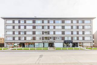 Interessant en lichtrijk 2 slaapkamer appartement met terras op de vierde verdieping.Het appartement verwelkomt je met een ruime inkomhal die...