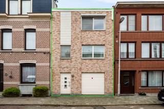 Deze uitstekend, rustig en strategisch gelegen woning bevindt zich op een gegeerde locatie nabij het Rivierenhof, een uitgestrekt en veelzijdig park waar natuur, ontspanning en recreatie samenkomen. Dankzij de combinatie van rust, groen en een vlotte bereikbaarheid naar in- en uitvalswegen geniet u hier van een bijzonder aangename woonomgeving.<br /><br /><strong>Indeling</strong><br /><br />De woning wordt betreden via de inkomhal of via de inpandige garage met automatische poort. In de inkomhal met vestiairegedeelte en gastentoilet heeft u toegang tot een polyvalente ruimte, ideaal als bureau, hobbyruimte of extra slaapkamer, evenals een ruime berging met alle technische voorzieningen. Deze ruimte geeft rechtstreeks uit op de gezellige en zonnige stadstuin met overdekt terras.<br /><br />Op de <strong>eerste verdieping</strong> bevindt zich de leefruimte, bestaande uit een ruime en lichtrijke woonkamer met aansluitend de eetruimte en open keuken. De grote raampartijen zorgen voor een aangename lichtinval en versterken het open karakter van deze verdieping. Via de eetruimte bereikt u het ruime en zonnige terras, dat via een vaste trap verbonden is met de tuin.<br /><br />De <strong>tweede verdieping</strong> omvat twee bijzonder ruime slaapkamers, waarvan één met ingemaakte kasten en de andere met een geïntegreerd bureau. Deze verdieping biedt bovendien de mogelijkheid om een derde slaapkamer te creëren. De badkamer is uitgerust met een ligbad met douchefunctie, lavabomeubel, toilet en voldoende opbergruimte.<br /><br /><strong>Bijzonderheden</strong><br />+ 21 zonnepanelen<br />+ Verwarming via warmtepomp (lucht-water en lucht-lucht)<br />+ Warmtepompboiler<br />+ Elektriciteit conform<br />+ Gezellige stadtuin en terras<br />+ Volledige UTP-bekabeling<br />+ Rolluiken en screens aanwezig