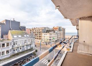 <strong>Residentie ZonZicht: Uw uitvalsbasis aan de Kust</strong><br /> <br />Ontdek residentie "ZonZicht", een stijlvol nieuwbouwproject in de Zeelaan te Koksijde, op slechts één minuut wandelen van het strand. Het gebouw, gekenmerkt door strakke lijnen en grote raampartijen, biedt maximaal lichtinval en een tijdloze architectuur. De hoge afwerkingsgraad en het gebruik van kwalitatieve materialen zorgen voor duurzaam wooncomfort. <br /> <br />Residentie "ZonZicht" is ideaal voor wie een comfortabele uitvalsbasis zoekt voor vakanties in Koksijde, met een uitstekende bereikbaarheid en nabijheid van het centrum en het gemeentehuis, waar tal van activiteiten plaatsvinden. Bovendien is dit project een sterke investering, met mogelijkheden voor zowel vakantie- als jaarverhuur.<br /><br />Indeling: Inkomhal met plaats voor vestiaire | Open en volledig uitgeruste keuken | Zonnige leefruimte uitgevend op westgericht balkon (6,33 m²) met zijdelings zeezicht | Berging met voorziening voor wasmachine | Badkamer met inloopdouche en lavabo in meubel | Afzonderlijk toilet met lavabo | 2 slaapkamers uitgevend op balkon achteraan (1,66 m²) | Private kelder | Gemeenschappelijke fietsenberging | Gemeenschappelijk vuilnislokaal.<br /> <br />Wonen in "ZonZicht" betekent genieten van comfort, stijl, en een ongeëvenaarde kustervaring.