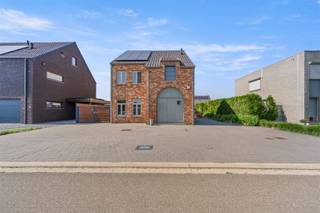 <p><span><strong>TE KOOP: Instapklare vrijstaande woning met 3 slaapkamers te Meldert!</strong></span><br /><span>In de Kruienstraat 27 te Meldert, deelgemeente van Lummen, vinden we deze verzorgde en instapklare vrijstaande woning terug. De woning is gelegen in een moderne, rustige en kindvriendelijke verkaveling en combineert een aangename woonomgeving met hedendaags wooncomfort.</span><br /><span>Binnenin geniet u van een ruime en lichtrijke woonkamer met aansluitend een open keuken met kookeiland. Dankzij de mooie afwerking, de airconditioning in de woonkamer en keuken, de aanwezige zonnepanelen en het gunstige EPC is deze woning helemaal klaar voor haar nieuwe eigenaars.</span><br /><span>Op de eerste verdieping bevinden zich drie slaapkamers, een badkamer en een praktische nachthal. De zolder, bereikbaar via een zolderluik, biedt extra bergruimte.</span><br /><span>Buiten beschikt de woning over een volledig omheinde, onderhoudsvriendelijke tuin met terras en tuinhuis. Aan de voorzijde is er een ruime oprit met voldoende parkeergelegenheid.</span><br /><span><strong>Ligging:</strong></span><br /><span>Op deze locatie woont u in een rustige en kindvriendelijke verkaveling in een fijne, moderne woonomgeving.</span><br /><span>De woning is gelegen in Meldert, een gezellige deelgemeente van Lummen, waar u geniet van een groen en residentieel karakter.</span><br /><span>Basisschool Domino Meldert bevindt zich op wandelafstand, wat deze ligging bijzonder interessant maakt voor jonge gezinnen.</span><br /><span>Ook het centrum van Lummen, supermarkten, horeca, openbaar vervoer en andere dagelijkse voorzieningen zijn vlot bereikbaar.</span><br /><span>Dankzij de goede verbinding richting Lummen, Diest, Hasselt en de autosnelwegen is dit bovendien een praktische uitvalsbasis voor woon-werkverkeer.</span><br /><span><strong>Indeling:</strong></span><br /><span>Gelijkvloers: Inkomhal, apart toilet, berging met inbouwkast, woonkamer, open keuken met kookeiland.</span><br /><span>Verdieping: Nachthal, badkamer en 3 slaapkamers.</span><br /><span>Zolder: Bereikbaar via zolderluik en ideaal als extra bergruimte.</span><br /><span>Tuin: Volledig omheinde, onderhoudsvriendelijke tuin met terras en tuinhuis.</span><br /><span><strong>Troeven:</strong></span><br /><span>- Vrijstaande woning in een moderne verkaveling</span><br /><span>- Instapklaar en verzorgd afgewerkt</span><br /><span>- 3 slaapkamers</span><br /><span>- Ruime en lichtrijke woonkamer</span><br /><span>- Open keuken met kookeiland</span><br /><span>- Airconditioning in woonkamer en keuken</span><br /><span>- Zonnepanelen aanwezig</span><br /><span>- Gunstig EPC</span><br /><span>- Alarm aanwezig</span><br /><span>- Ruime oprit met parkeergelegenheid</span><br /><span>- Volledig omheinde tuin met terras en tuinhuis</span><br /><span>- Rustige en kindvriendelijke ligging</span><br /><span>- School op wandelafstand</span><br /><span>- Vlotte verbinding richting Lummen, Diest, Hasselt en autosnelwegen</span><br /><span><strong>EPC B met certificaatnummer 20240415-0003208714-RES-2</strong></span><br /><span><strong>G-score: A</strong></span><br /><span><strong>P-score: A</strong></span><br /><span><strong>Stedenbouwkundige info: Stedenbouwkundige info: woongebied – bouwvergunning – geen voorkooprecht</strong></span></p>
