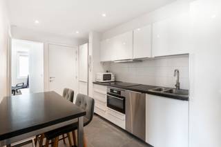 <p><span>Indeling</span>:<br /><br />Dit instapklare tweeslaapkamerappartement van 51 m² bevindt zich in een kleinschalig gebouw en vormt een uitstekende opportuniteit voor zowel eigen gebruik als investering. Het appartement is volledig in orde met de huidige normen: de elektrische keuring is conform, het pand is asbestvrij en beschikt over een gunstig EPC-label C. Hierdoor geniet u van een zorgeloze aankoop zonder bijkomende werken. Dankzij de praktische indeling met twee slaapkamers is het appartement bijzonder interessant voor verhuur, terwijl de lage maandelijkse kosten van slechts 11 euro de rendabiliteit nog versterken. Kortom, een aantrekkelijk en instapklaar appartement met een uitstekende prijs-kwaliteitverhouding, ideaal voor investeerders die op zoek zijn naar een zorgeloze investering.</p>
<p><br /><span>Omgeving</span>:</p>
<p>De Kommekensstraat is een rustige straat in het hart van Antwerpen, op wandelafstand van het bruisende stadscentrum, het openbaar vervoer en tal van winkels en horecazaken. Dankzij deze centrale ligging combineert het appartement de nodige rust met alle voorzieningen binnen handbereik, wat het niet alleen aantrekkelijk maakt voor eigen bewoning maar ook bijzonder interessant voor verhuur.</p>