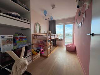 Dit ruim appartement (75m3) voorzien van 2 slaapkamers bevindt zich op de tweede verdieping van een kleinschalig gebouw met slechts 3 appartementen, geen maandelijkse kosten en individuele nutsvoorzieningen.<br /><br />Vanuit de hal bereik je de 2 slaapkamers (18m² en 12m²) met automatische rolluiken en heb je toegang tot het terras (zuid/west gericht), badkamer met douche en toilet, extra berging, woonkamer met veel licht inval en open keuken voorzien van siemens apparatuur.<br /><br />Centraal gelegen te schoten op wandelafstand van winkels, openbaar vervoer, scholen, .. <br /><br />Aan de achterzijde van het gebouw vindt U eveneens de garage toebehorend tot dit pand.<br />