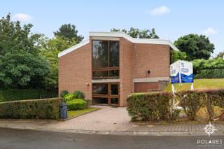 *** RESERVEER UW BEZOEK VIA WWW.POLARES.EU***<br /><br />Op een rustige en residentiële ligging in Hoeilaart, op de rand met Overijse en vlak bij de oprit van de E411, vinden we deze karaktervolle woning uit 1969. <br />Een woning met een uitgesproken 70’s vibe, gelegen in het hart van de Druivenstreek, op een perceel van 5 are 37 ca.<br /><br />De woning verkeert in uitstekende algemene staat, maar biedt tegelijk de mogelijkheid om verder op te frissen en te moderniseren volgens eigen smaak. De simulaties bij de advertentie geven alvast een idee van het potentieel.<br /><br />Op het gelijkvloers beschikt de woning over een ruime inkomhal, een inpandige garage, een praktische werkruimte, 2 slaapkamers, een badkamer en een afzonderlijk toilet.<br />De eerste verdieping omvat een ruime en lichtrijke leefruimte met gezellige tv-hoek, een keuken, een 3de slaapkamer, een tweede badkamer en een apart toilet.<br />Achteraan bevindt zich een aangename westelijk georiënteerde tuin, ideaal om vanaf de namiddag van de zon te genieten.<br /><br />Ook technisch zijn er belangrijke troeven: <br />- Het dak werd volledig gerenoveerd in 2025<br />- Dubbele beglazing in PVC/hout<br />- EPC-label C is er geen renovatieverplichting<br />- Niet gelegen in een risicozone voor overstromingen <br />- Behoudens één bakeliet schakelaar op het gelijkvloers, is de woning asbestveilig <br /><br />Een woning met karakter, ruimte en mogelijkheden, ideaal voor wie een rustige ligging combineert met een vlotte bereikbaarheid en graag een eigen hedendaagse toets aan een authentieke woning geeft.<br /><br />Plannen en documenten? Download ze via www.polares.eu.