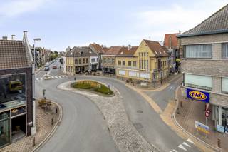 Te koop: Hoekpand in hartje Veurne met commerciële ruimte en twee moderne appartementenGelegen op een uitstekende locatie aan de Ooststraat, op...