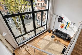 Gelegen aan de charmante Stadswaag, één van de meest gegeerde buurten van het historisch centrum van Antwerpen, bevindt zich deze uitzonderlijke opbrengsteigendom met tal van mogelijkheden. Dankzij de absolute topligging woont u hier op wandelafstand van winkels, horeca, cultuur, openbaar vervoer en alles wat de binnenstad te bieden heeft.<br />Deze eigendom vormt de ideale combinatie van <strong>zelf wonen en investeren</strong>. U kan zelf comfortabel wonen in de ruime triplexwoning, terwijl de drie studio’s verder verhuurd worden en zorgen voor een interessante huuropbrengst. Eveneens perfect geschikt als zuivere investering of meergezinswoning.<br /><br /><strong>Indeling hoofdwoning (triplex)</strong><br />De triplexwoning beschikt over een eigen inkomhal, garage en traphal. Daarnaast is er een lift aanwezig die alle verdiepingen van de woning bereikt, van kelder tot bovenste verdieping (liftmotor dient vervangen te worden).<br />Op de eerste verdieping bevinden zich twee slaapkamers met centraal gelegen badkamer en een apart toilet.<br />De tweede verdieping omvat een ruime en lichtrijke woonkamer.<br />Op de tussenverdieping vindt u de keuken met eetruimte en een praktische berging/wasplaats.<br />De bovenste verdieping beschikt over een derde slaapkamer met badkamer ensuite.<br /><br /><strong>Studio’s</strong><br />Achteraan het hoofdgebouw bevindt zich een gelijkvloerse studio, bereikbaar via de stadskoer.<br />In het achterliggende gebouw bevinden zich nog twee bijkomende studio’s:
<ul>
<li><span>een gelijkvloerse studio met mezzanine </span></li>
<li><span>een duplexstudio op de eerste verdieping </span></li>
</ul>
Elke studio beschikt over een eigen keuken, badkamer, zithoek en slaapgedeelte.<br /><br /><strong>Extra troeven</strong><br />Onder het volledige gebouw bevindt zich een ruime kelder, bereikbaar via trap of lift.<br /><br /><strong>Bijzonderheden</strong><br />+ Topligging in historisch centrum Antwerpen<br />+ Combinatie van wonen en investeren<br />+ Triplexwoning met garage<br />+ 3 verhuurbare studio’s<br />+ Lift aanwezig<br />+ Ruime kelder onder volledig gebouw<br />+ Veel potentieel en diverse mogelijkheden
<ul>
<li>Liftmotor dient vervangen te worden</li>
</ul>